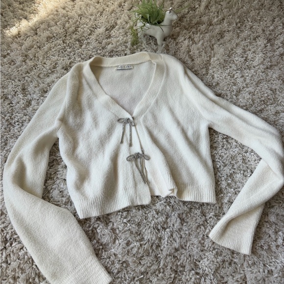 She + Sky Cream soft Cardigan with shiny beautiful Bow Accents - Picture 2 of 7